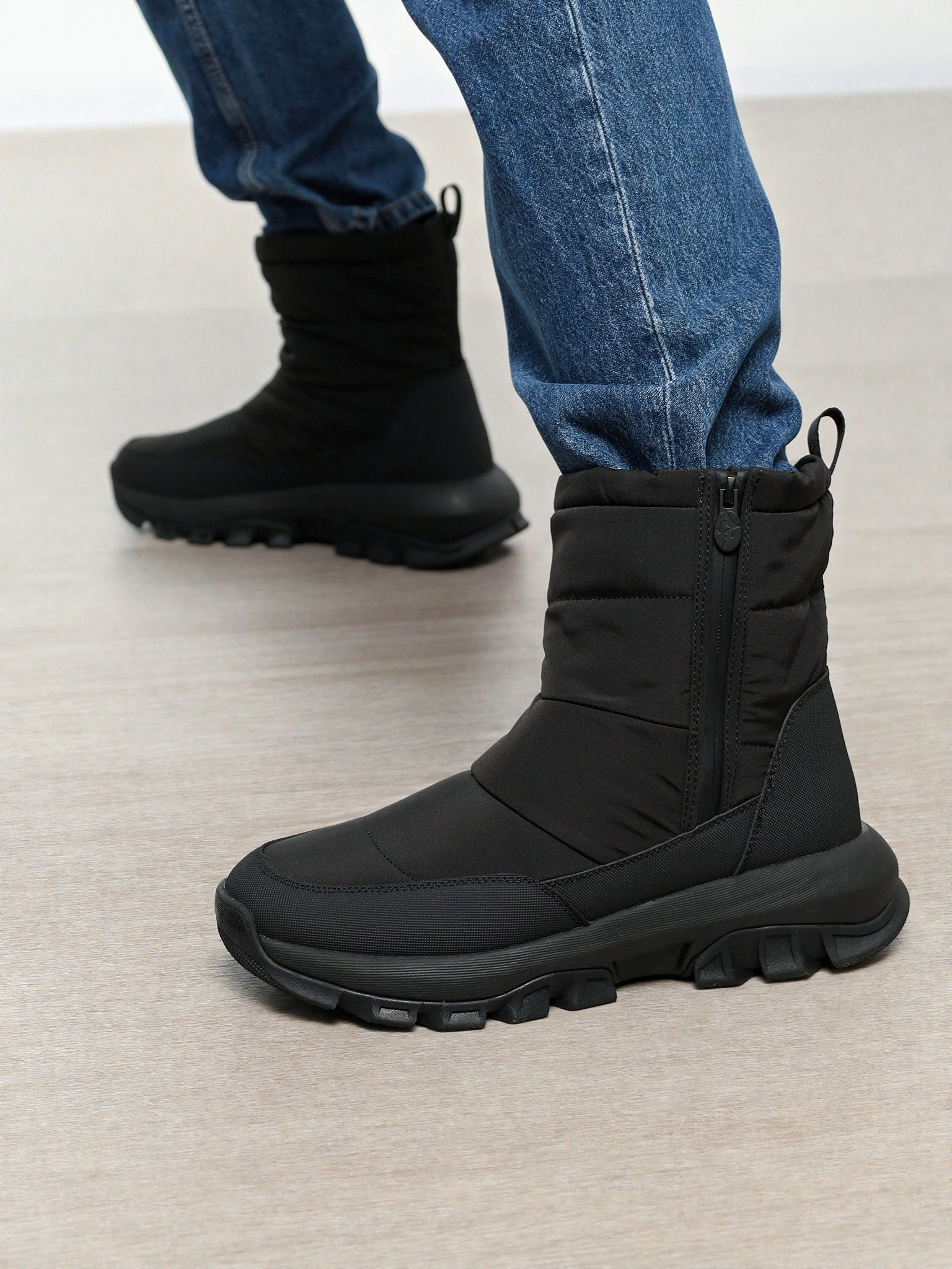 Дутики текстильные черного цвета на рельефной подошве